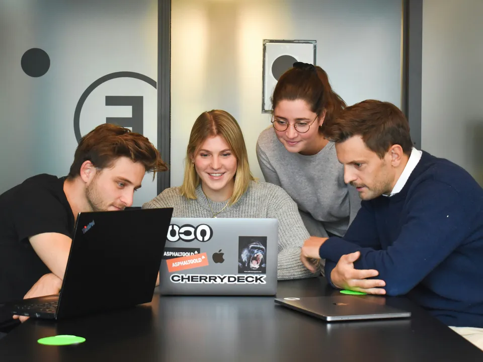 Equipo revisando juntos los resultados en un laptop