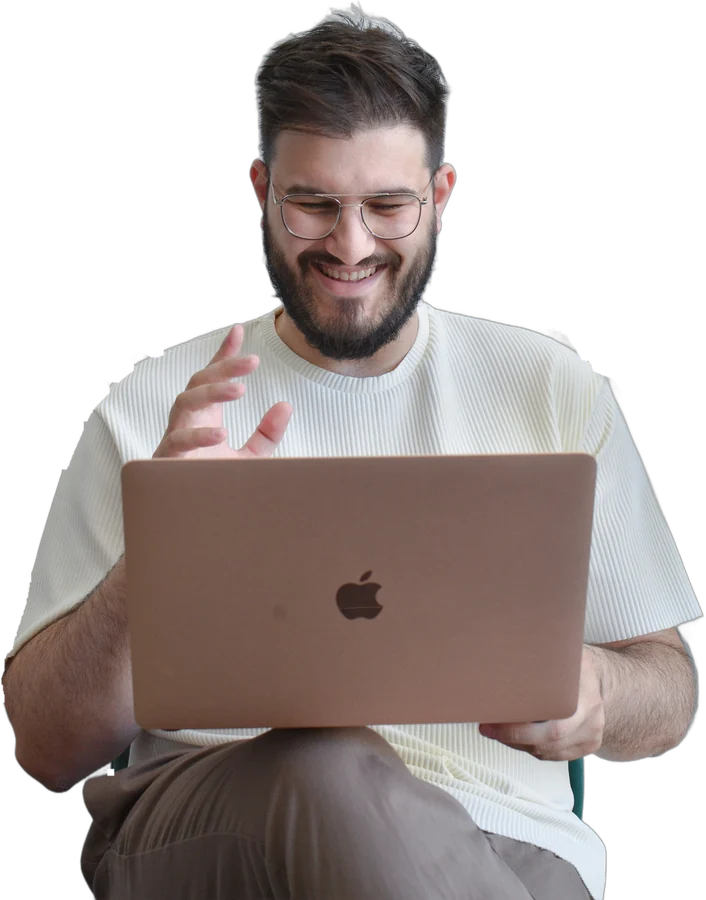 Líder sonriendo mientras trabaja en su laptop